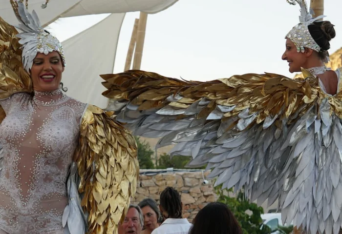 Imagen de dos bailarinas del espectáculo de un evento en Puntapiedra Coast & Restaurant