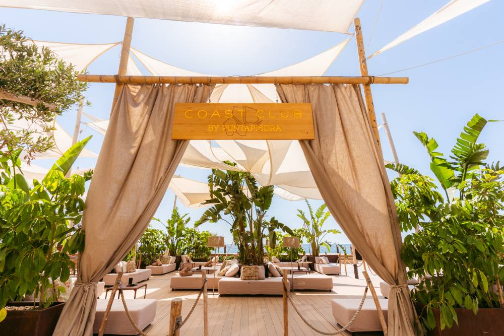 El Coast Club de Puntapiedra, con su terraza frente al mar, ofrece una experiencia gastronómica en Alicante