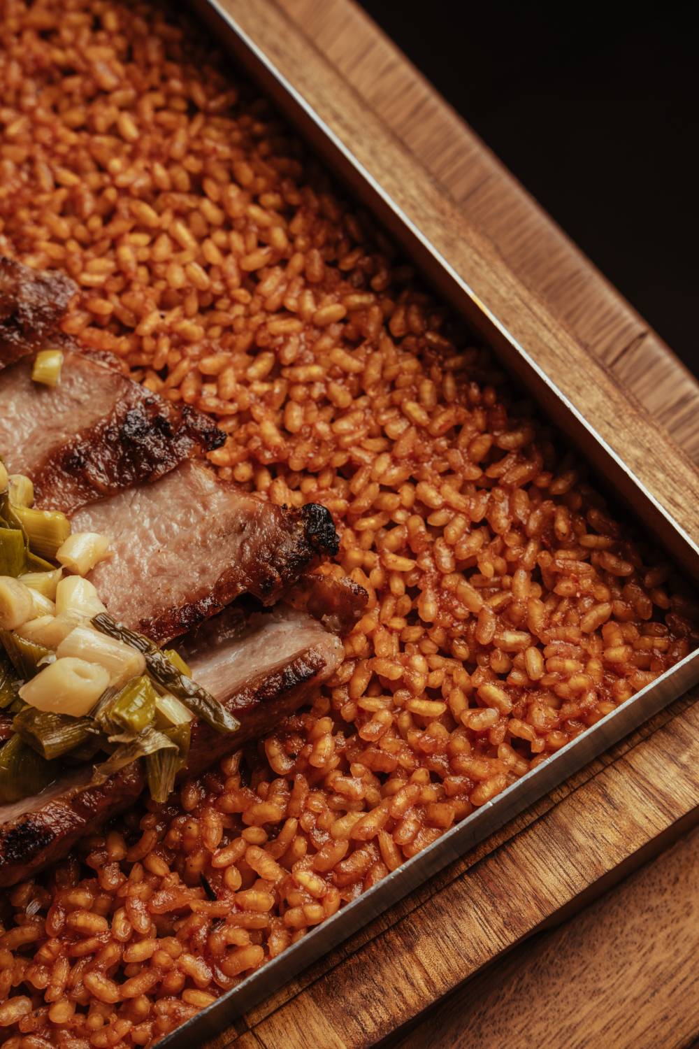 Detalle del arroz con pluma de cerdo elaborado a leña en el restaurante Puntapiedra en Alicante.