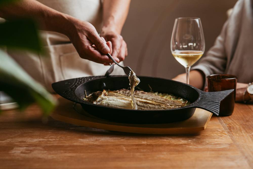 Chef emplatando en mesa - Cocina mediterránea y creativa del Restaurante Puntapiedra en Alicante