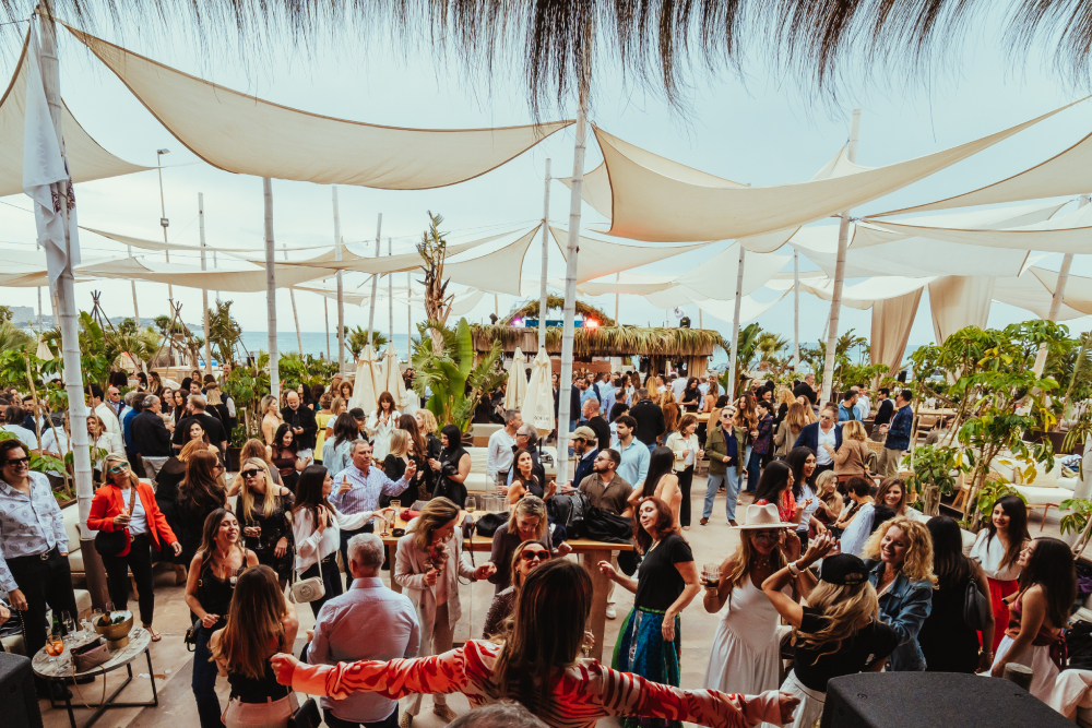 Fiesta del evento en Alicante Beso en Puntapiedra